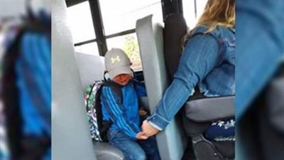 Bus driver didn’t think photo holding crying kid’s hand was a “big deal” – local police thought differently
