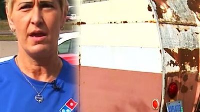 Woman delivers pizza to rusty trailer: Opens the door and makes a shocking discovery