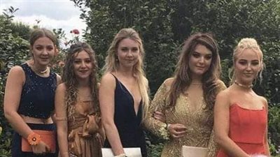 There is a little secret in this picture of the five girls at prom that ends up making it goo virall….