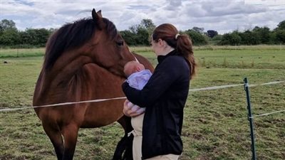 20-year-old mother dies in her sleep next to infant daughter – when doctors realize what happened, they’re shocked