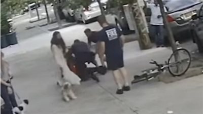 Thug on bike punches 60-year-old woman in face – has no idea 4 firefighters are watching him