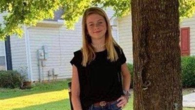 Mother takes photo of her daughter but froze when they noticed closer