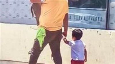 Father praised for choosing to carry his large dog instead his small son