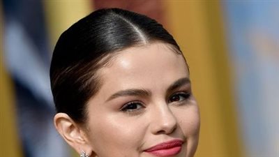 “Selena Gomez’s Evolving Look”: A Hair Transformation Sparks Speculation on Cosmetic Changes