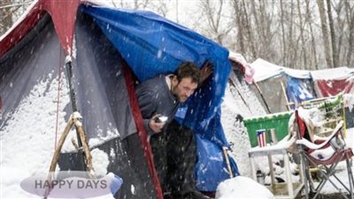 Dad of 3 Living in Tent Gives Last $2 to Stranger at Gas Station, Wakes Up Receiving an Offer He Can’t Turn Down.
