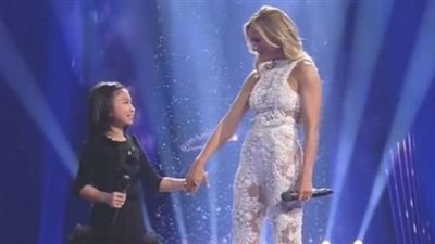 The superstar asks a little girl to sing “You Raise Me Up”. Seconds later, the girl brings down the house