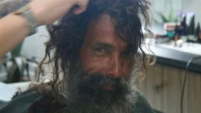 Everyone is amazed to see how the beggar has changed after his long beard and dirty hair