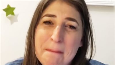 «Mayim Bialik, the host, says she was let go from “Jeopardy!” 😨 Fans are furious over her “losing her job,” believing it was for an unfair reason.»