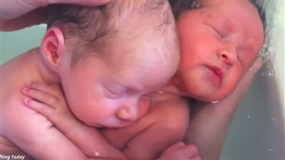 Newborn twins refuse to stop hugging each other: the cutest thing you’ll see today