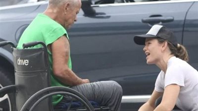 Jennifer Garner spots wheelchair-bound homeless man without shoes – her next move has people in tears