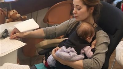 The manager saw with the cameras that the employee was working at night with his several-month-old child