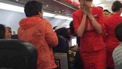 Flight attendant suspicious of young girl and elderly man, only to find 3-word note in bathroom after take off