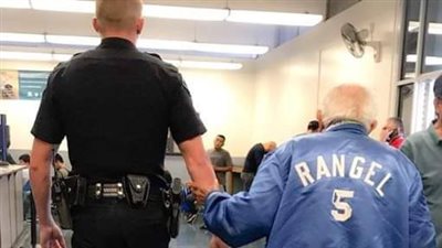 The policeman took measures related to the old man who was kicked out of Bank of America