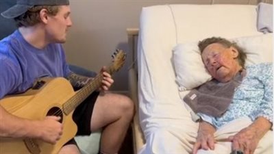 Great-grandchild fulfills 100-year-old’s last wish – to be sung to sleep on her deathbed