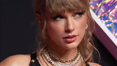 Taylor Swift’s reaction goes viral after being targeted at the Golden Globes
