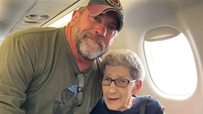 Man gives first-class seat to 88-year-old stranger. What to know about first-class upgrades