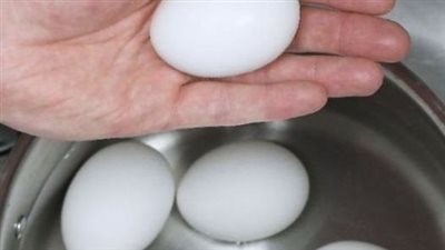 The easiest way to peel hard-boiled eggs in just a few seconds.