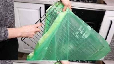 No need to scrub, put the oven rack in a bag: it becomes like new again