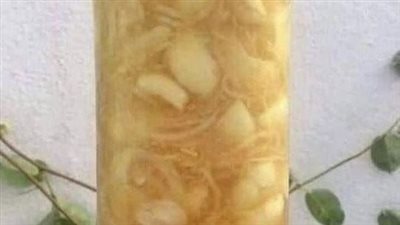 Combine grated ginger, onion, garlic, lemon juice, and honey. Here’s how to prepare it