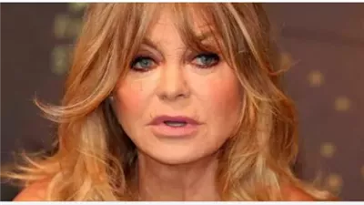In order to reveal her true appearance, Goldie Hawn takes off her makeup.